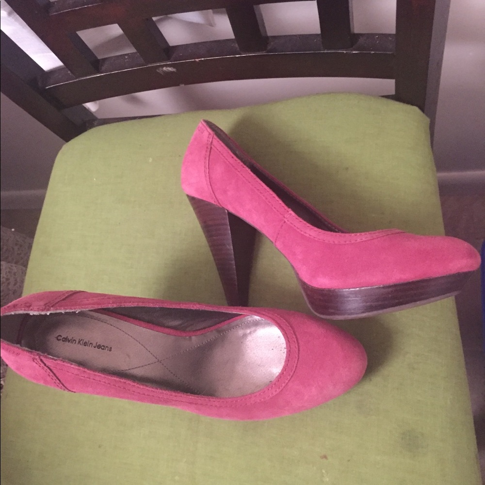 Calvin Klein magenta/fuchsia suede heels sz 9.5